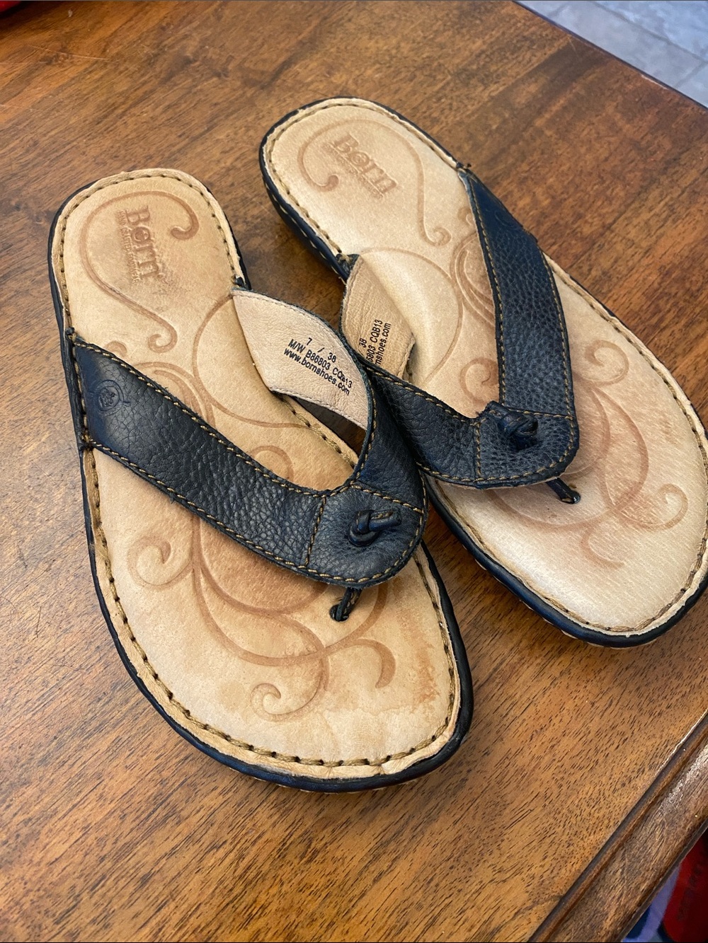 Born Sandals Women's Size 7 Casual Slip On Thong Black Leather
